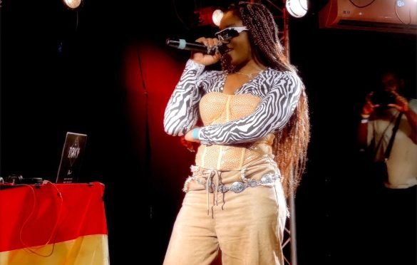 Tee Kae Performing in Paris